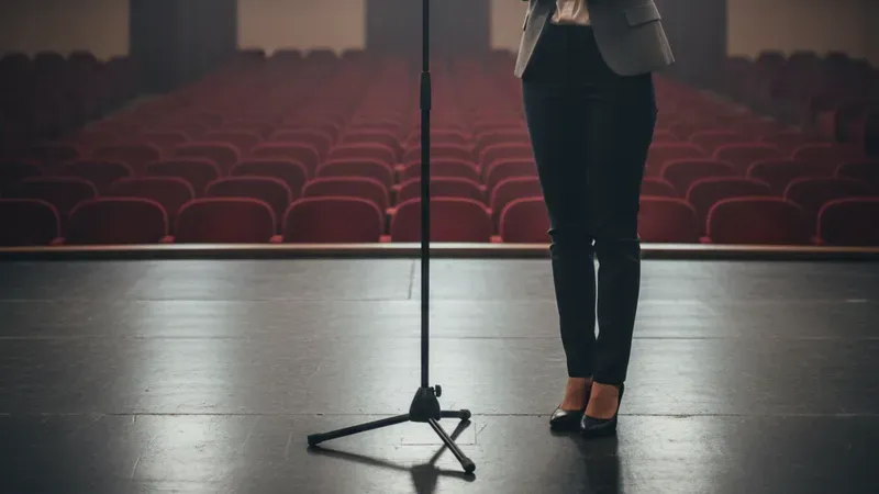 Peur de prendre la parole en public : causes et solutions